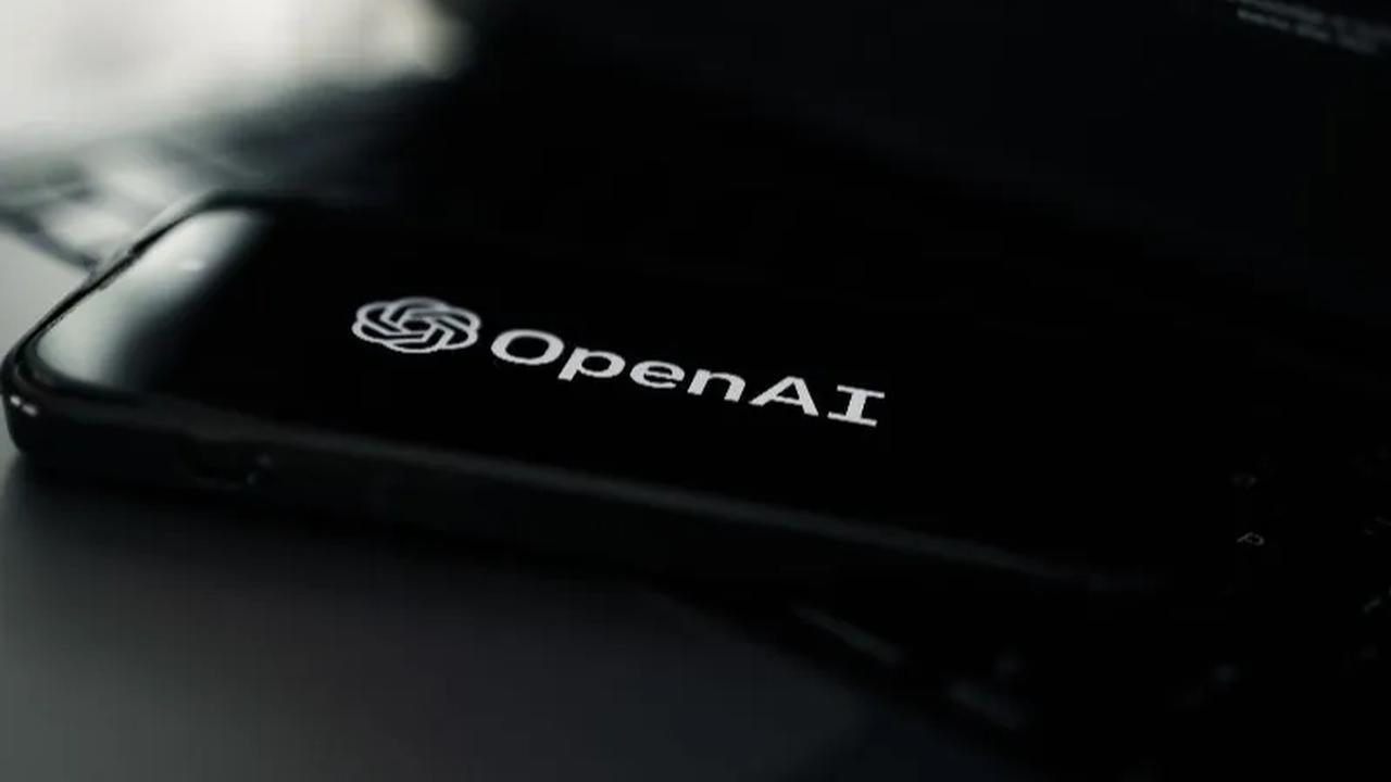 Pengumuman ini juga menyatakan bahwa salah satu pendiri OpenAI, yang juga menjabat sebagai presiden, yaitu Greg Brockman, akan mundur dari posisinya sebagai ketua dewan direksi.&nbsp;