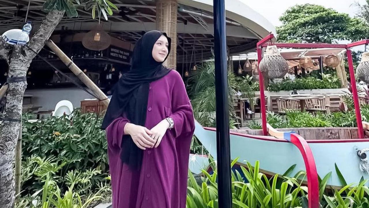 Potret Sederhana Indri Giana, Istri Ustaz Riza yang Pesonanya Bikin Netizen Terpukau