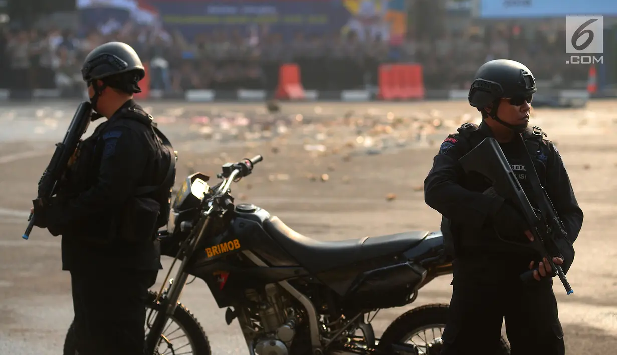 Polisi bersenjata bersiaga dalam apel pengamanan Asian Games 2018 di Lapangan Ditlantas Polda Metro Jaya, Jakarta, Selasa (31/7). (Merdeka.com/Imam Buhori)