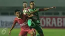 Kapten tim PS TNI, Manahati Lestusen (kanan) berebut bola dengan pemain PSM Makassar di lanjutan LIga 1 Indonesia di Stadion Pakansari, Cibinong, Kab Bogor, Senin (15/5). PS TNI unggul 2-1 atas PSM Makassar. (Liputan6.com/Helmi Fithriansyah)