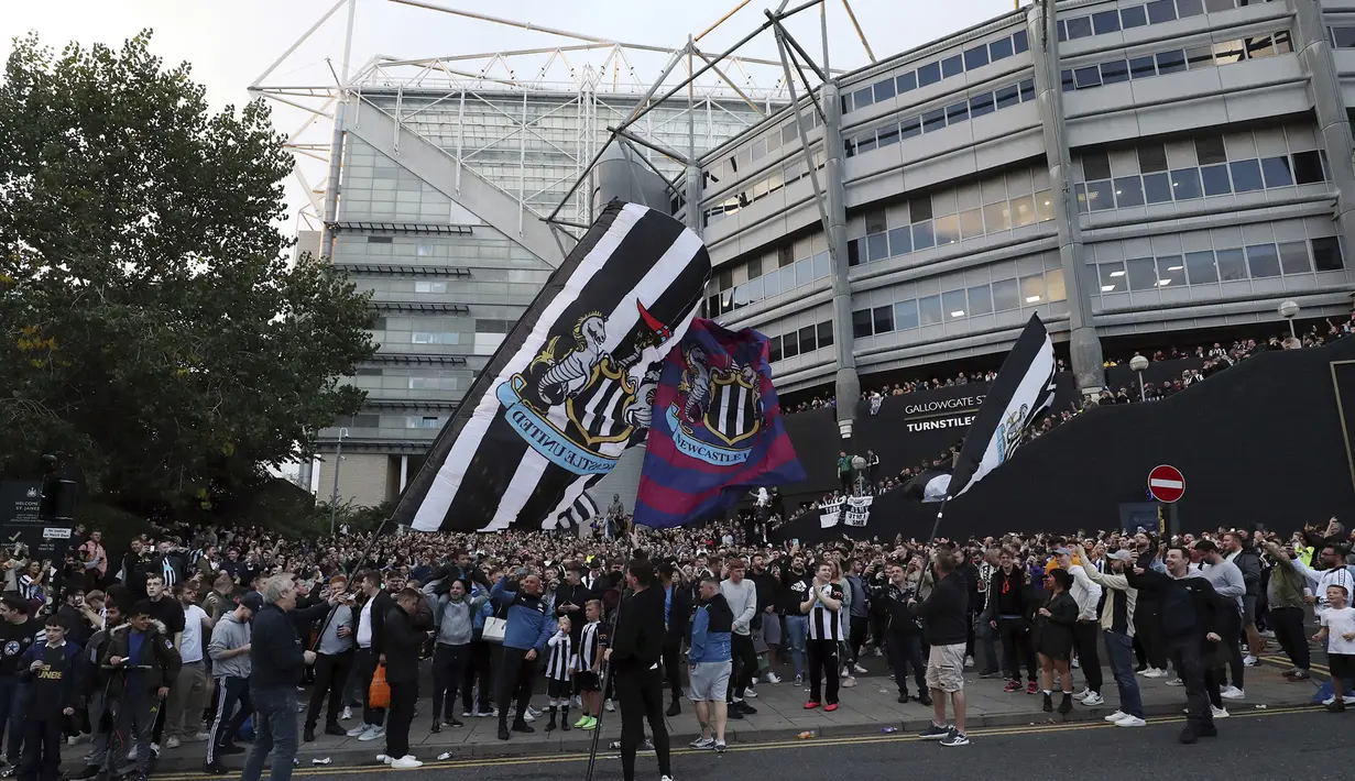 Pendukung Newcastle United merayakan di luar St. James'Park di Newcastle Upon Tyne, Inggris (7/10/20210). Klub Liga Premier Inggris, Newcastle United resmi diakuisisi pangeran Arab Saudi, Mohammad bin Salman. (AP Photo / Scott Heppell)