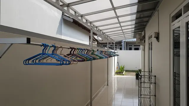 Contoh Gambar Jemuran Belakang Rumah Type 36 dengan Atap Transparan yang Adem