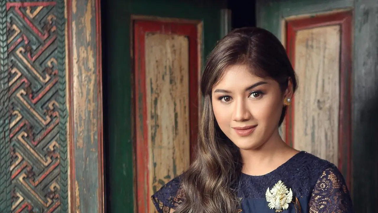 Erina Gudono dalam balutan batik.