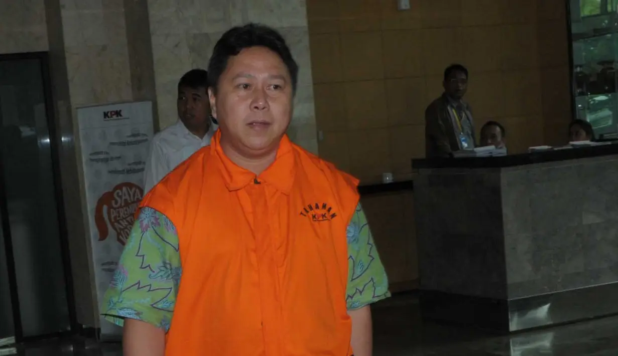 Tersangka kasus korupsi pengadaan simulator SIM Sukotjo S. Bambang berjalan keluar usai menjalani pemeriksaan di gedung KPK, Jakarta, Selasa (24/5). Berkas Sukotjo dinyatakan lengkap (P21) sehingga kasusnya segera disidangkan. (Liputan6.com/Helmi Afandi)