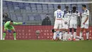Penjaga gawang Atalanta Pierluigi Gollini mengatur rekan-rekannya sebelum pemain AS Roma melakukan tendangan bebas pada pertandingan lanjutan Liga Serie A Italia di Stadion Olimpiade Roma, Italia, Jumat (23/4/2021). Atalanta kini berada di peringkat 3 dengan 65 angka. (AP Photo/Alessandra Tarantino)