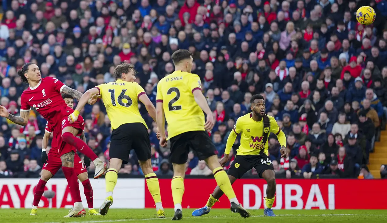 Pemain Liverpool, Darwin Nunez (kiri) menyundul bola untuk mencetak gol ke gawang Burnley pada laga lanjutan Liga Inggris 2023/2024 di Anfield, Liverpool, Inggris, Sabtu (10/02/2024). (AP Photo/Jon Super)