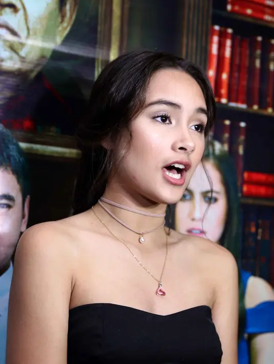 "Kebetulan aku nggak bisa melawak. Jadi situasinya sudah komedi. Jadi aku nggak harus berkomedi di sini," aku Caitlin Halderman, di Plaza Senayan, Jakarta Pusat, Sabtu (8/4/2017).(Nurwahyunan/Bintang.com)