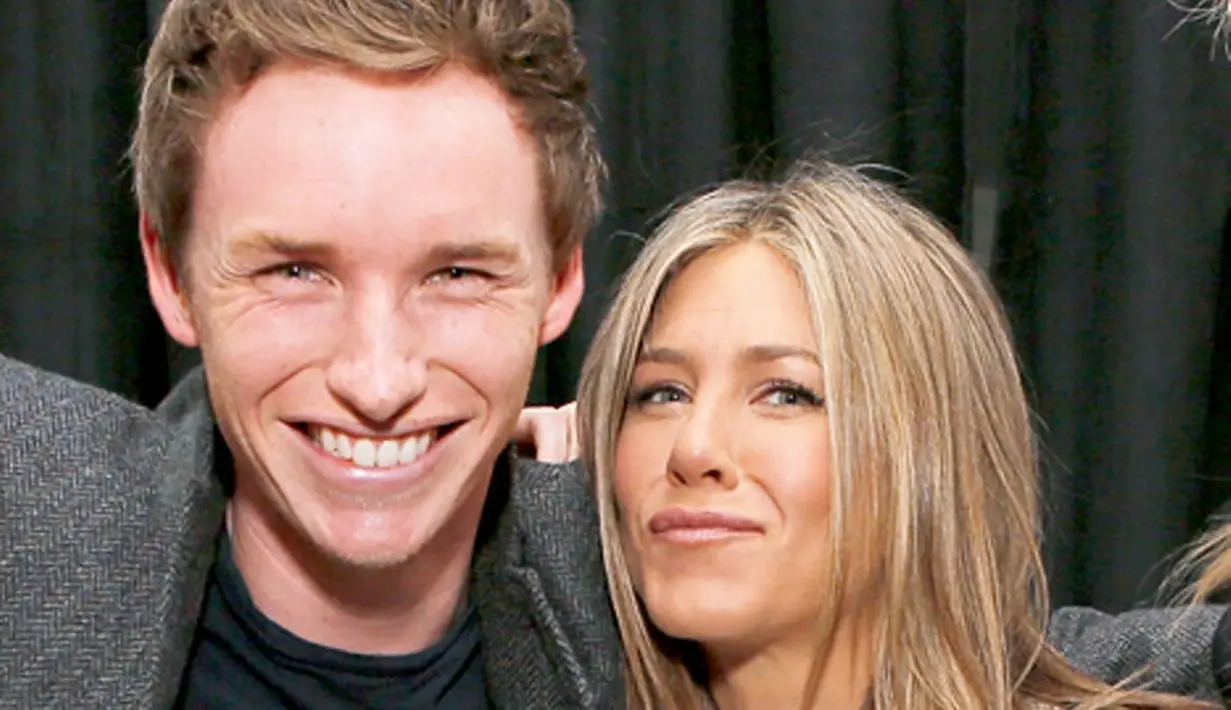 Eddie Redmayne bahkan benar-benar menjaga jaraknya sejauh empat meter demi berdekatan dengan Jennifer Aniston sampai ia berhasil berfoto bersama Jen. (US Weekly)