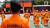 Kepala Basarnas Marsekal Madya TNI Henri Alfiandi memberikan arahan saat upacara pelepasan perbantuan internasional ke Turki yang dilanda gempa bumi di Lapangan Basarnas, Kantor Pusat Basarnas, Jakarta Pusat, Jumat (10/2/2023). Tim Inasar yang diberangkatkan berjumlah 47 orang, terdiri dari 42 anggota Basarnas, empat anggota K9 Polri, dan satu anggota medis dari RSCM. (Liputan6.com/Herman Zakharia)