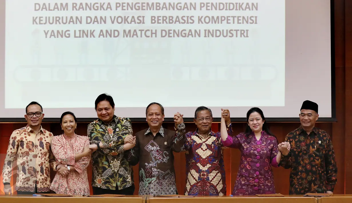 Sejumlah menteri usai penandatanganan Nota Kesepahaman 5 Menteri dan Perjanjian Kerjasama SMK dan Industri di Kementerian Perindustrian Jakarta, Selasa (29/11). (Liputan6.com/Fery Pradolo)