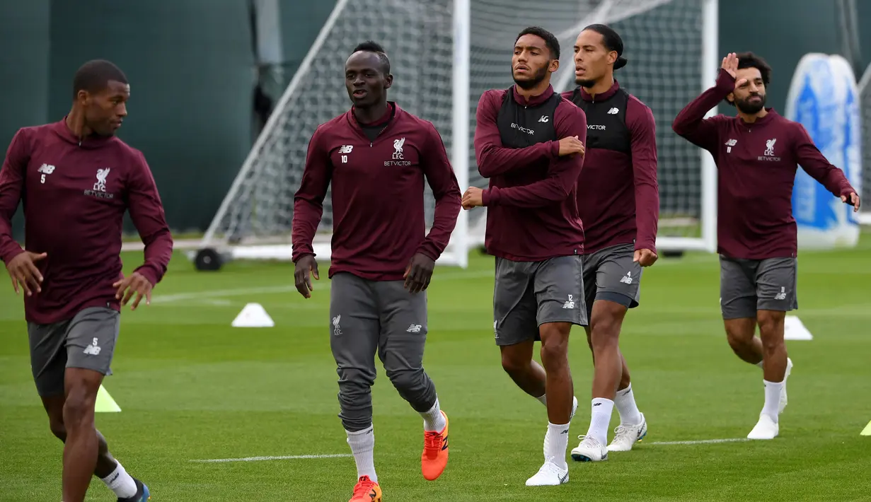 Gelandang Liverpool, Mohamed Salah (kanan) bersama rekan setimnya berlatih di kompleks pelatihan Melwood, Liverpool, Inggris, Senin (17/9). Liverpool akan menjamu Paris Saint-Germain (PSG) di Liga Champions 19 September 2018. (Paul ELLIS/AFP)