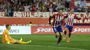 Ekspresi striker Atletico, Fernando Torres, setelah mencetak gol ke gawang Barcelona dalam lanjutan La Liga Spanyol di Stadion Vicente Calderon, Madrid, Spanyol. Sabtu (12/9/2015). (AFP Photo/Curto de'la Torre)