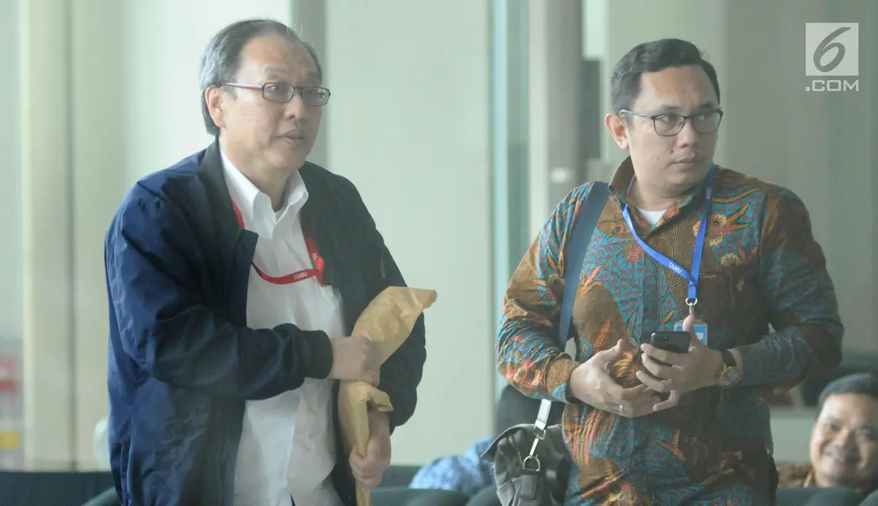 Pengusaha, Made Oka Masagung (kiri) bersiap menjalani pemeriksaan di Gedung KPK, Jakarta, Kamis (9/11). Made Oka Masagung diperiksa sebagai saksi kasus dugaan korupsi e-KTP. (Liputan6.com/Helmi Fithriansyah)