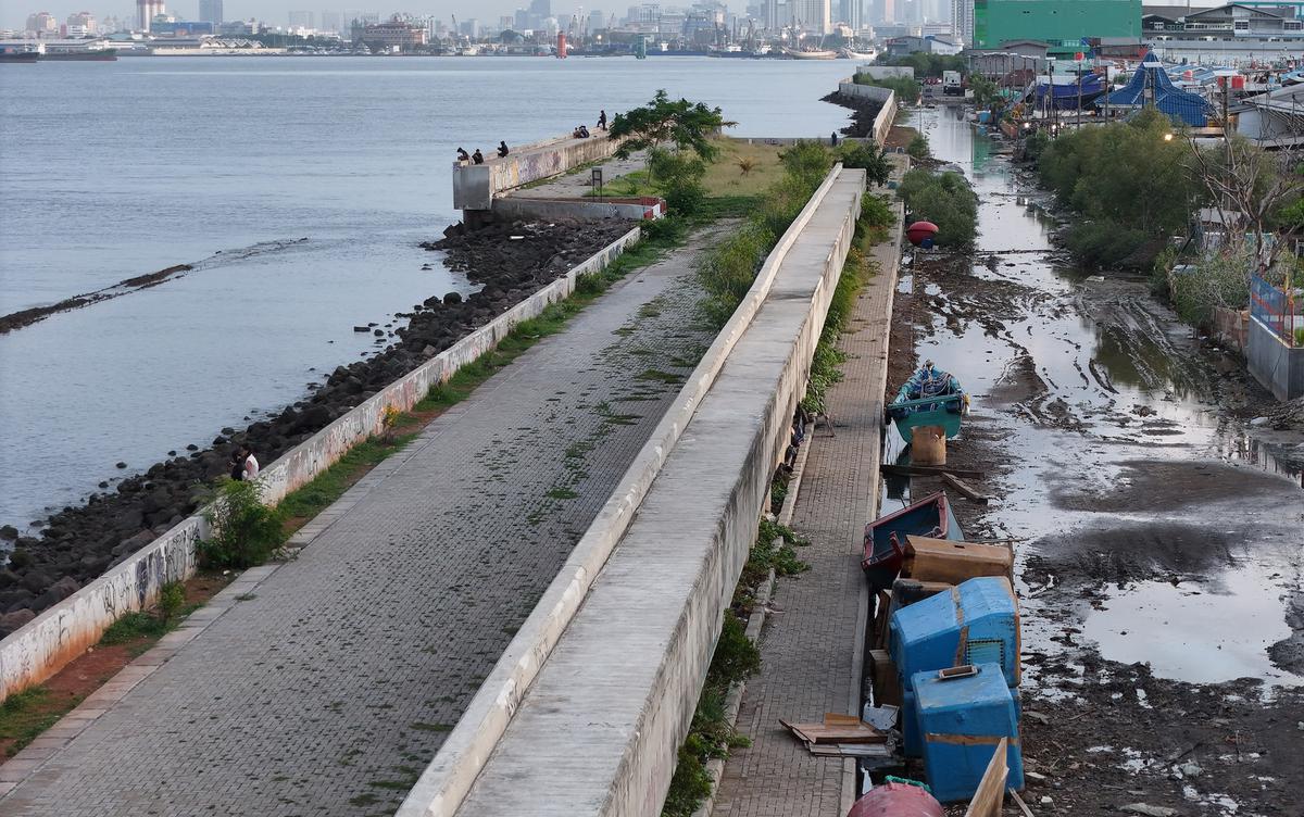 Penampakan Tangul Laut Raksasa di Utara Jakarta