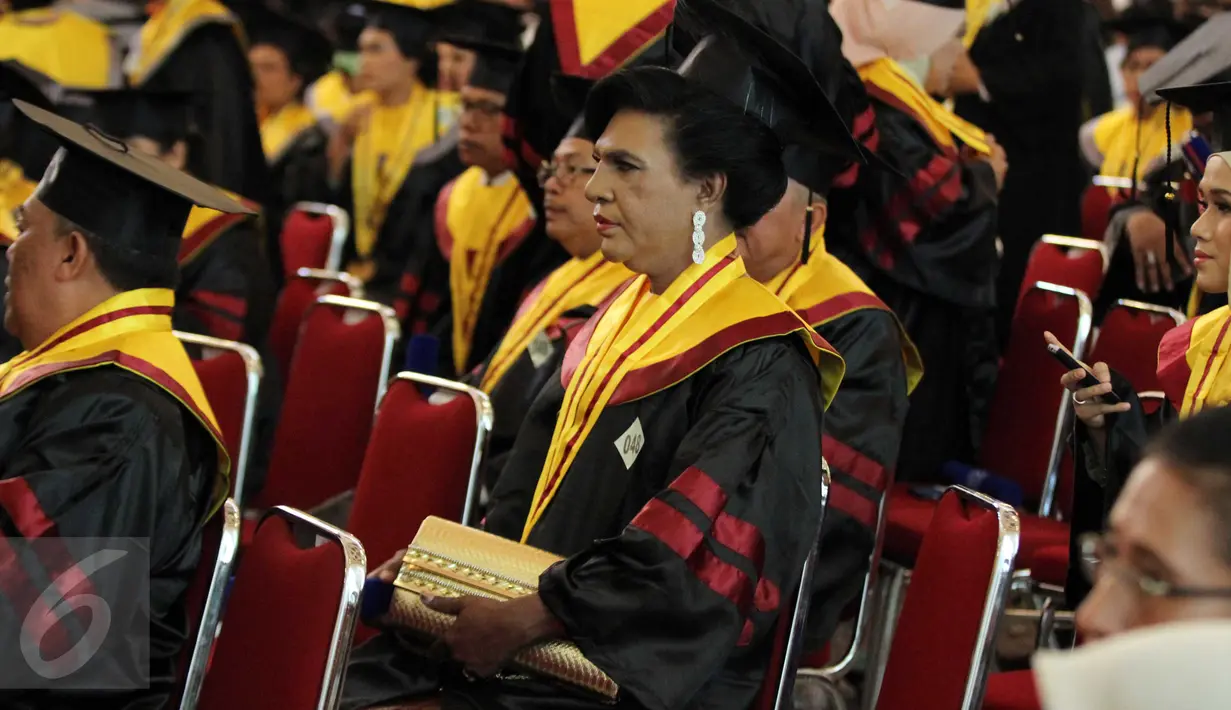 Aktivis Waria Indonesia, Yulianus Rettoblaut alias Mami Yuli saat upacara wisuda di salah satu perguruan tinggi di Jakarta Selatan, Rabu (9/9/2015). Mami Yuli berhasil meraih gelar Master Hukum dengan predikat terbaik. (Liputan6.com/Helmi Afandi)