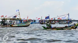 Perahu nelayan Muara Angke saat beriringan menuju Pulau G hasil Reklamasi Teluk Jakarta, Minggu (17/4/2016). Nelayan Muara Angke menolak reklamasi karena dianggap merugikan nasib para nelayan. (Liputan6.com/Yoppy Renato)