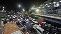 Kepadatan kendaraan pemudik saat antre menunggu jadwal keberangkatan kapal di Pelabuhan Merak, Cilegon, Banten, Sabtu (30/4/2022) dini hari. Memasuki H-2 Lebaran atau Puncak Arus Mudik yang diprediksi hari ini kepadatan kendaraan pemudik masih mengular di Pelabuhan Merak. (merdeka.com/Iqbal S. Nugroho)