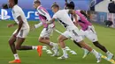 Gelandang Real Madrid, Toni Kroos bersama rekan setimnya melakukan pemanasan saat mengikuti sesi latihan di Stadion Olimpiade Helsinki, Finlandia (9/8/2022). Real Madrid akan bertanding melawan Eintracht Frankfurt pada Piala Super Eropa 2022. (AP Photo/Sergei Grits)