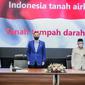 Ketua Umum Partai Demokrat Agus Harimurti Yudhoyono dan Presiden Partai Keadilan Sejahtera (PKS) Ahmad Syaikhu (kanan) menyanyikan lagu kebangsaan Indonesia Raya sebelum pertemuan kedua partai di kantor DPP Partai Demokrat, Jakarta, Kamis (22/4/2021). (Liputan6.com/Faizal Fanani)