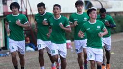 Ryuji Utomo melakukan pemanasan saat latihan bersama Munial Sports Group di Stadion Lebak Bulus, Jakarta. Ryuji sempat menjadi anggota dari Timnas Indonesia U-19 asuhan pelatih Indra Sjafri. (Bola.com/Vitalis Yogi Trisna)