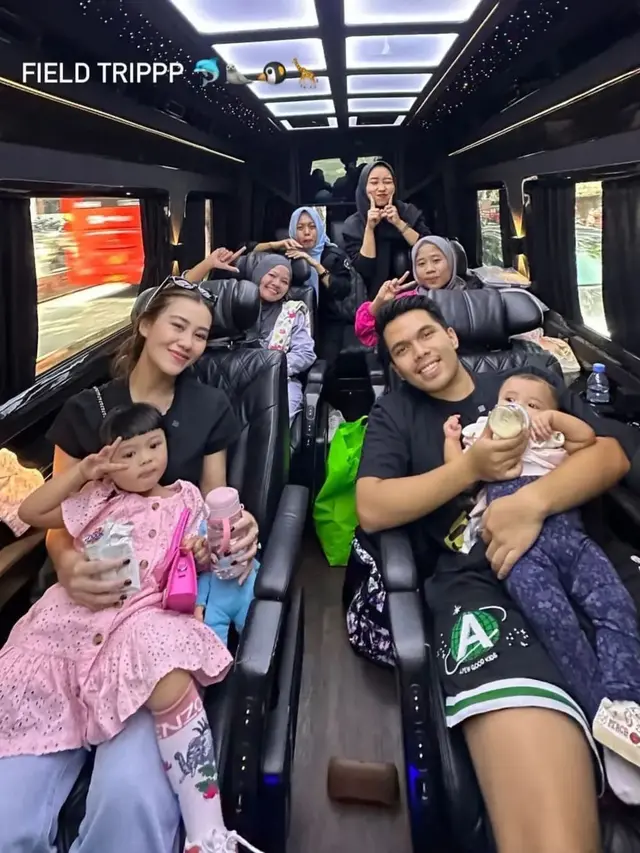 6 Potret Tampilan Aaliyah Massaid saat Momong Ameena-Azura, Dipuji Aura Keibuan Terpancar