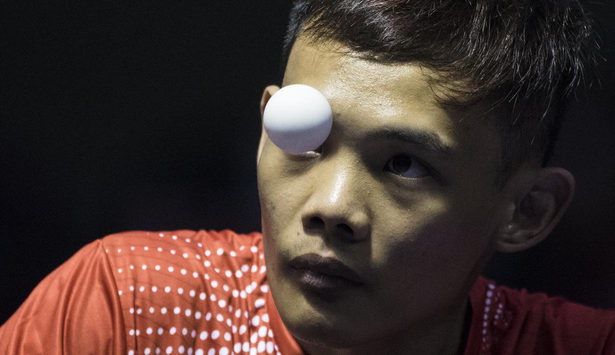 Petenis meja Indonesia, Yayang Gunaya, berusaha mengembalikan bola saat melawan petenis meja Jepang. Hiroki Sazakazi, pada laga Asian Para Games di Ecovention Ancol, Jakarta, Sabtu (6/10/2018). (Bola.com/Vitalis Yogi Trisna)
