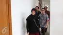 Istri Iwan Fals, Rosanna menghadiri Sidang  kasus wanprestasi yang dilayangkan manajemen Iwan Fals, PT Tiga Rambu di Pengadilan Negeri, Jakarta, (7/1). Sidang ini hakim mengkabulkan Rp 200 juta dari tuntutan Rp 1,1 miliar. (Liputan6.com/Herman Zakharia)