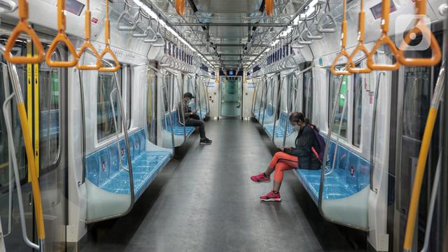 FOTO: Libur Lebaran di Tengah Pandemi, MRT Sepi Penumpang