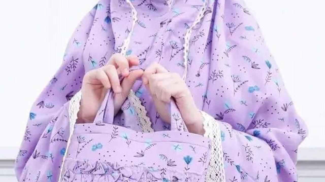5. Pilih Mukena yang Dilengkapi Tas Sajadah agar Lebih Praktis