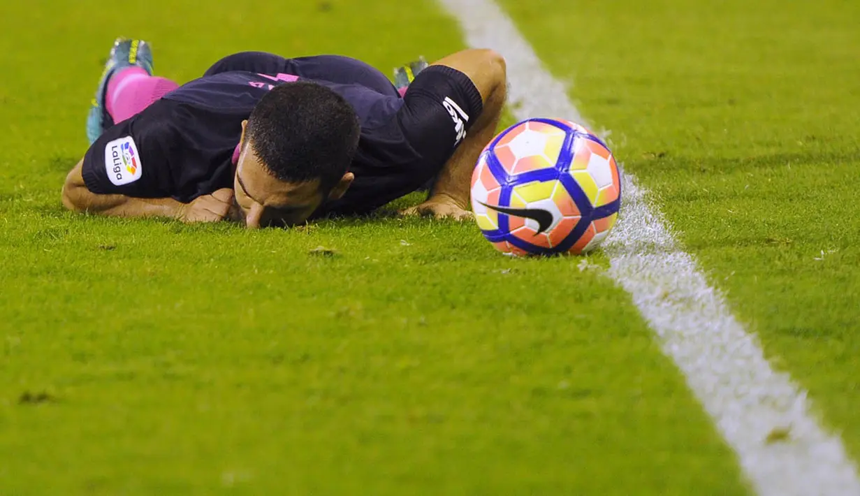 Gelandang Barcelona, Arda Turan, meluapkan ekspresi kekecewaan usai kalah dari Celta Vigo. Kini La Blaugrana tertinggal dua poin dari pimpinan klasemen, Atletico Madrid. (AFP/Miguel Riopa) 