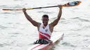 Atlet kano Indonesia, Maizir Ryondra, melakukan selebrasi usai tampil pada nomor Men's K1 1000 meter SEA Games 2019 di Subic Bay, Filipina, Jumat (6/12/2019). Maizir berhasil meraih medali emas dengan catatan waktu 3 menit 55,841 detik. (Bola.com/M Iqbal Ichsan)