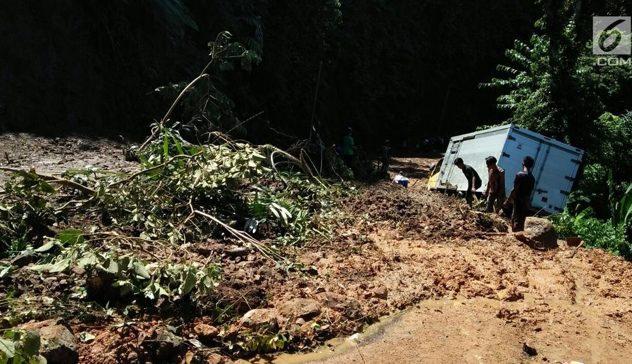 Sebuah truk terjebak longsor di ruas Ciwidey-Cidaun, Kabupaten Cianjur, Jawa Barat (27/4). Terdapat tiga titik lokasi longsor, yaitu di Kampung Cipandak, Desa Wangun Jaya, Kecamatan Naringgul, Kabupaten Cianjur. (Liputan6.com/Ahmad Sudarno)