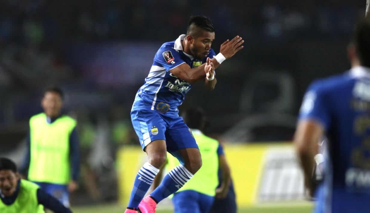 Ekspresi  Zulham Zamrun, usai mencetak gol kedua Persib ke gawang  Borneo FC dalam laga leg kedua perempatfinal Piala Presiden 2015 di Stadion Si Jalak Harupat, Bandung, Sabtu (26/9/2015). (Bola.com/Arief Bagus)