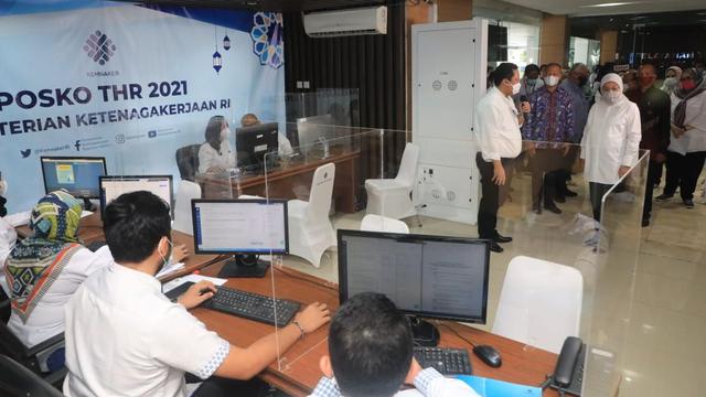 Menaker Ida Fauziyah meninjau Posko THR di Kantor Kementerian Ketenagakerjaan, Jakarta, Minggu (25/4/2021). (Foto: Kemnaker)