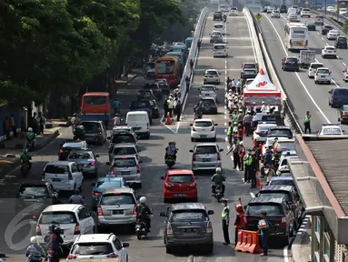 Kendaraan melintasi flyover Kuningan arah Semanggi di Jakarta, Rabu (30/12). Rampungnya proyek yang dimulai sejak akhir 2014 tersebut diharapkan mampu mengurangi kemacetan yang kerap terjadi di persimpangan Kuningan. (Liputan6.com/Immanuel Antonius)
