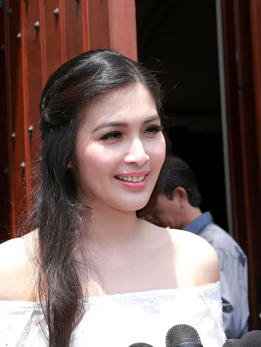 Sandra Dewi turut bahagia dengan pernikahan Chelsea Olivia dan Glenn Alinskie. Namun Sandra hanya berlapang dada mendapati Chelsea dan Glenn yang lebih dulu menikah. (Galih W. Satria/Bintang.com)