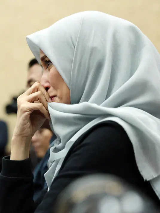 Sumber tersebut menyebut Inneke tengah di periksa oleh KPK. Ibu dua anak itu diduga mengetahui adanya OTT yang dilakukan KPK terhadap suaminya. (Deki Prayoga/Bintang.com)