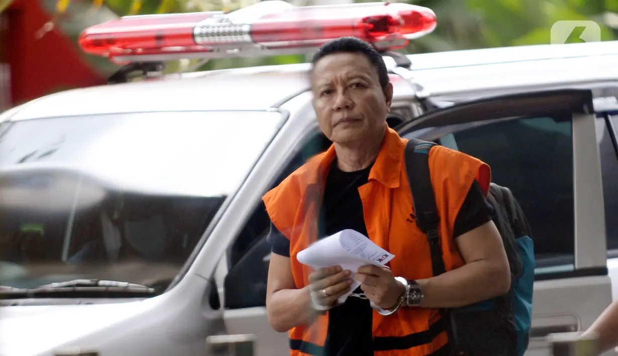 Mantan Anggota DPR dari PDIP, I Nyoman Dhamantra berjalan akan menjalani sidang putusan secara vidcon di Gedung KPK, Jakarta, Rabu (6/5/2020). I Nyoman Dhamantra terkait dugaan menerima suap izin impor impor bawang putih tahun 2019. (merdeka.com/Dwi Narwoko)