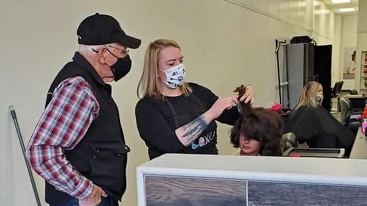 pria belajar menata rambut demi istrinya