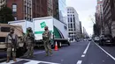 Tentara Garda Nasional berjaga di sebuah blok jalan di Washington, DC, Senin (18/1/2021). Menurut laporan, 25.000 tentara Garda Nasional akan menjaga kota tersebut sebagai persiapan untuk pelantikan Joe Biden sebagai Presiden ke-46 Amerika Serikat. (Michael M. Santiago/Getty Images/AFP)