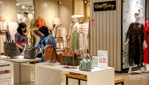 Pusat perbelanjaan di Kota Jakarta memberikan diskon besar-besaran. Mulai dari diskon 20% hingga 80%. (Liputan6.com/Faizal Fanani)