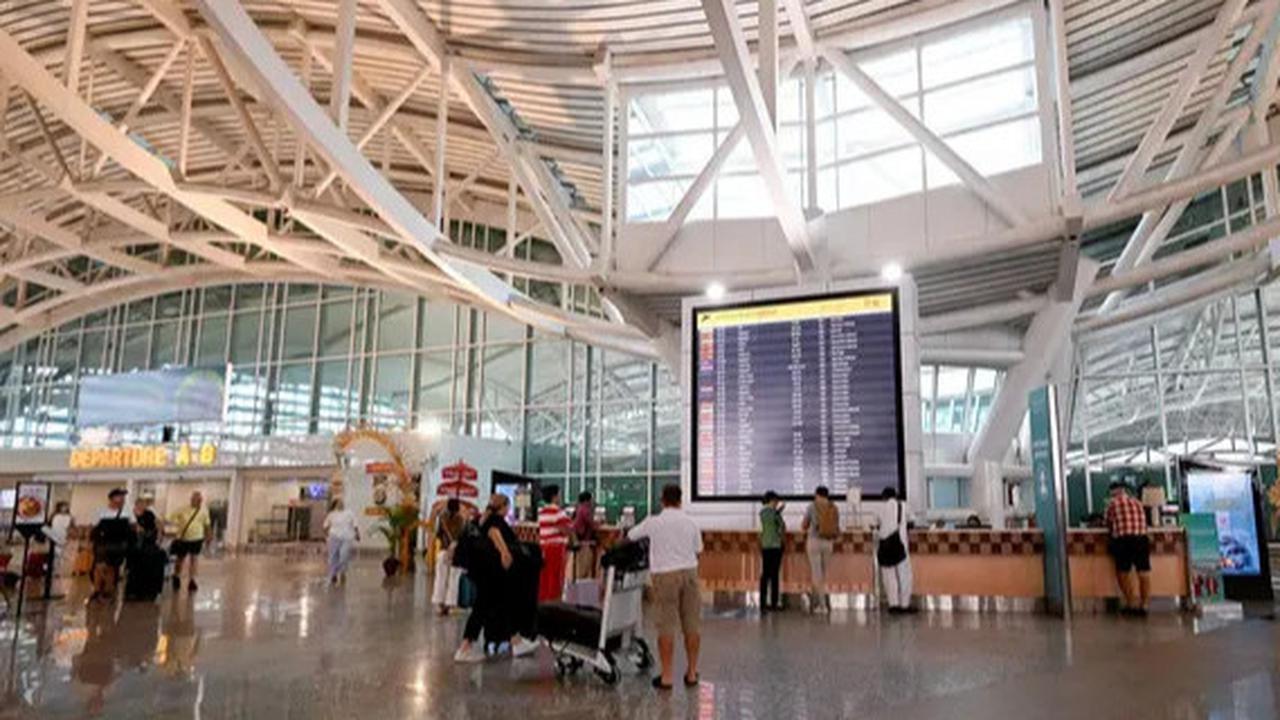 FOTO: Bandara Ngurah Rai Tunda Sejumlah Penerbangan Imbas Erupsi Gunung Lewotobi Laki-Laki