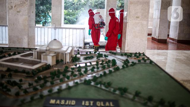 Istiqlal dan Katedral Disemprot Disinfektan