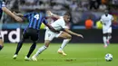 Striker Real Madrid, Kylian Mbappe (kanan) berusaha melewati adangan bek Atalanta, Isak Hien pada laga Piala Super Eropa 2024 di Narodowy Stadium, Warsawa, Polandia, Rabu (14/8/2024). (AP Photo/Darko Bandic)