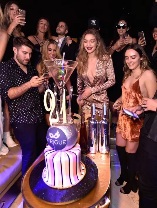 Ekspresi Gigi Hadid merayakan ulang tahunnya yang ke-21 dengan teman-teman di Intrik Nightclub di Wynn Las Vegas, Nevada ( 30/4). Mengenakan mini dress berwarna coklat gigi hadid tampak seksi dan cantik. (AFP PHOTO/David Becker)
