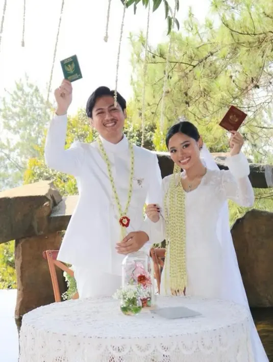 Kebayanya hadir dengan model vintage yang elegan. Hal ini terlihat dengan detail bustier dan lengan puffy yang menawan.  [@yr.milla/titieksoeharto]