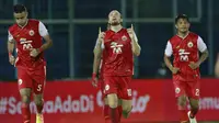 Gelandang Persija Jakarta, Marc Klok (tengah) melakukan selebrasi usai mencetak gol kedua timnya ke gawang Bhayangkara Solo FC dalam laga matchday ke-3 Grup B Piala Menpora 2021 di Stadion Kanjuruhan, Malang, Rabu (31/3/2021). Persija menang 2-1 atas Bhayangkara Solo FC. (Bola.com/M Iqbal Ichsan)