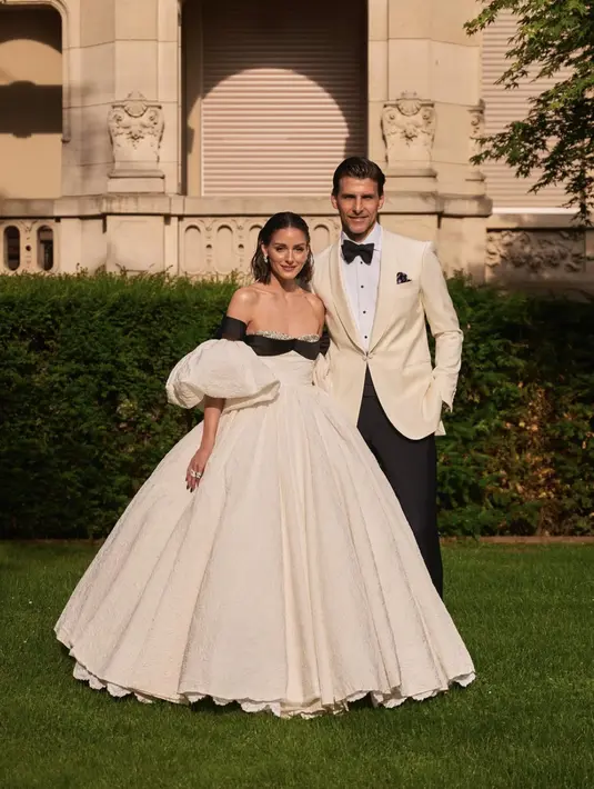 Pada kesempatan ini, Olivia Palermo kenakan ball gown klasik dengan siluet off shoulder. Paduan warna monokrom sempurnakan gaya memukau. Ia kenakan gaun rancangan Giambattista Valli Haute Couture gown. [Foto: Instagram/ Olivia Palermo]