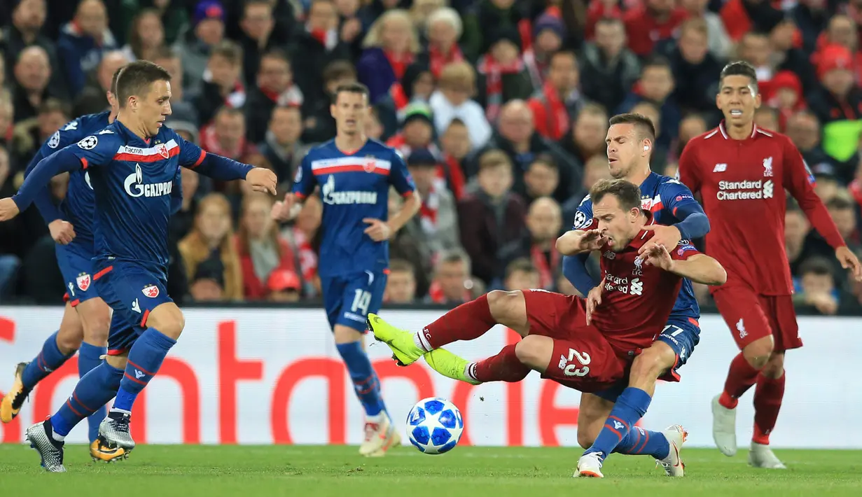 Gelandang Liverpool, Xherdan Shaqiri saat dilanggar pemain Red Star Belgrade, Marko Marin selama pertandingan grup C Liga Champions di stadion Anfield, Inggris (24/10). Liverpool menang telak 4-0 atas Red Star. (AP Photo/Jon Super)