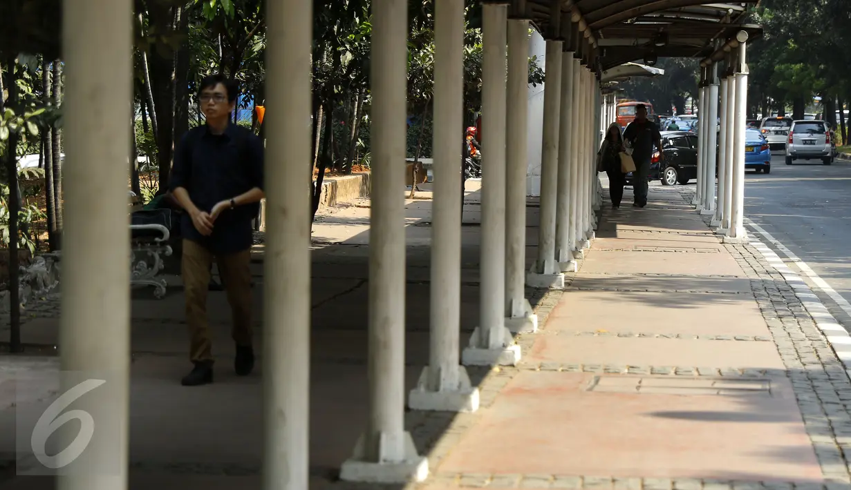 Pejalan kaki berjalan di trotoar kawasan Sudirman-Thamrin, Jakarta, Senin (7/9/2015). Gubernur DKI Jakarta Basuki Tjahaja Purnama berencana melebarkan trotoar dan menjanjikan insentif bagi pemilik gedung di kawasan tersebut. (Liputan6.com/Yoppy Renato)